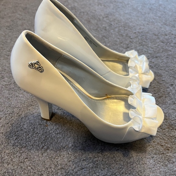 Fergalicious-Glamorous White Peep-Toe Heels with Bow Detail - Picture 2 of 9
